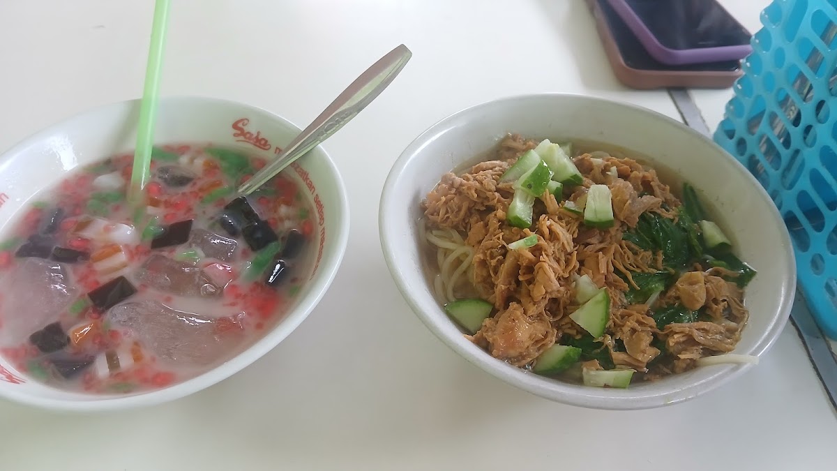 Mie ayam, soto, tekwan dan pempek Pak Ucin