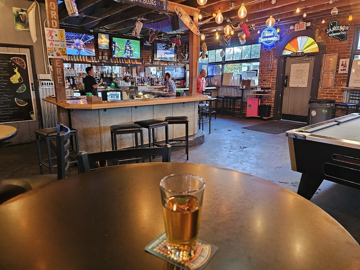 Old Tavern Bar & Grill