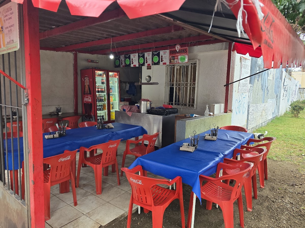 Tortas ahogadas y tacos dorados El Compa