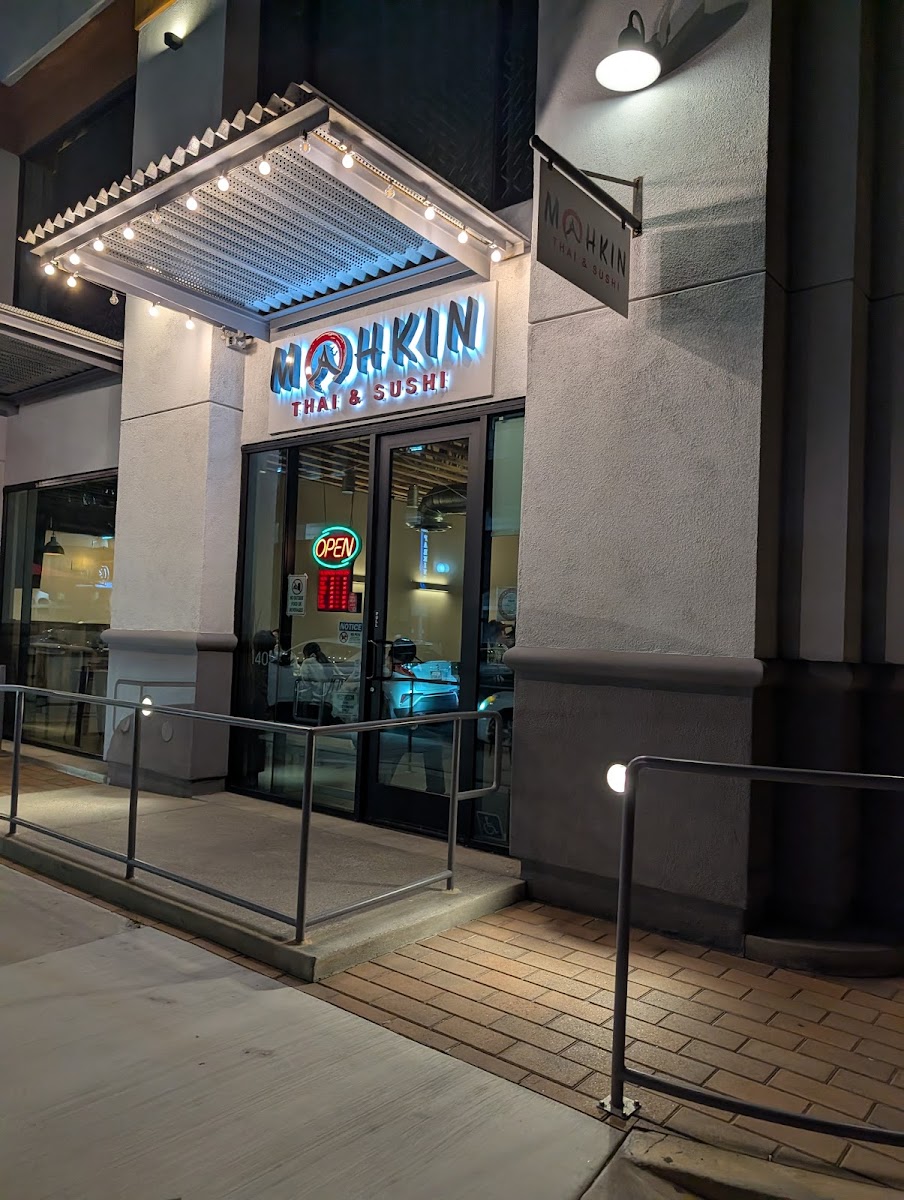Mahkin Thai & Sushi