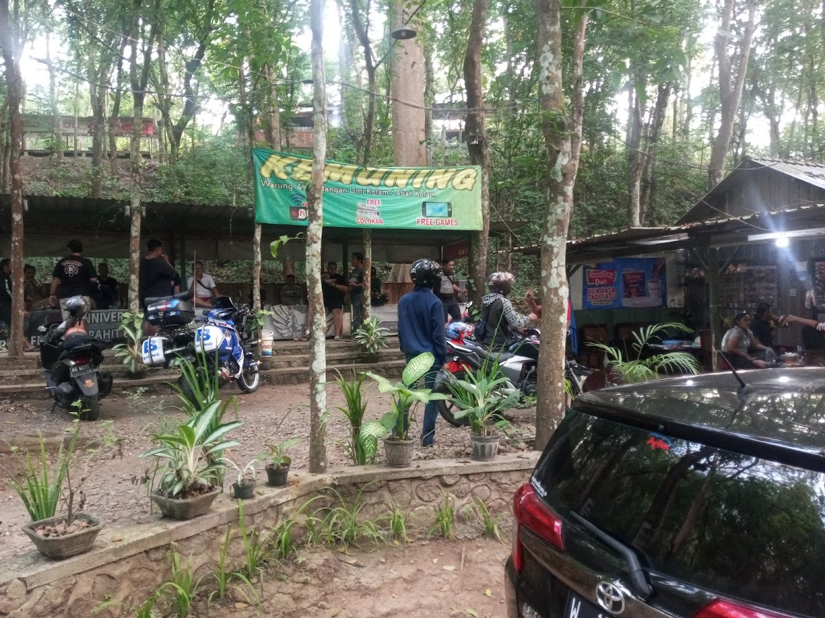 Warung Kemuning Abah Kolam (Abah Dar)