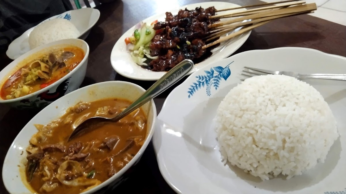 Tiga Saudara Sop Kaki&sate Kambing/sapi