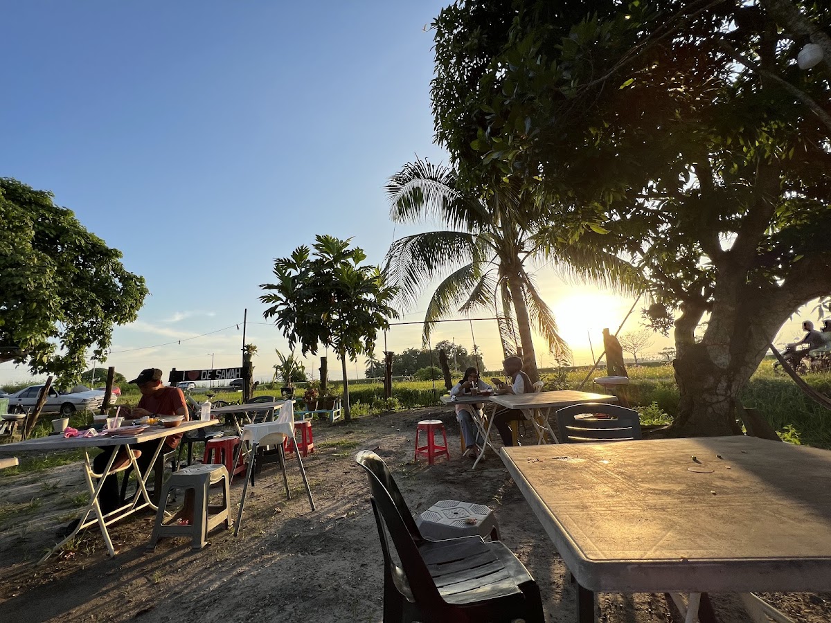 De Sawah Permatang Tiga Pajak Song