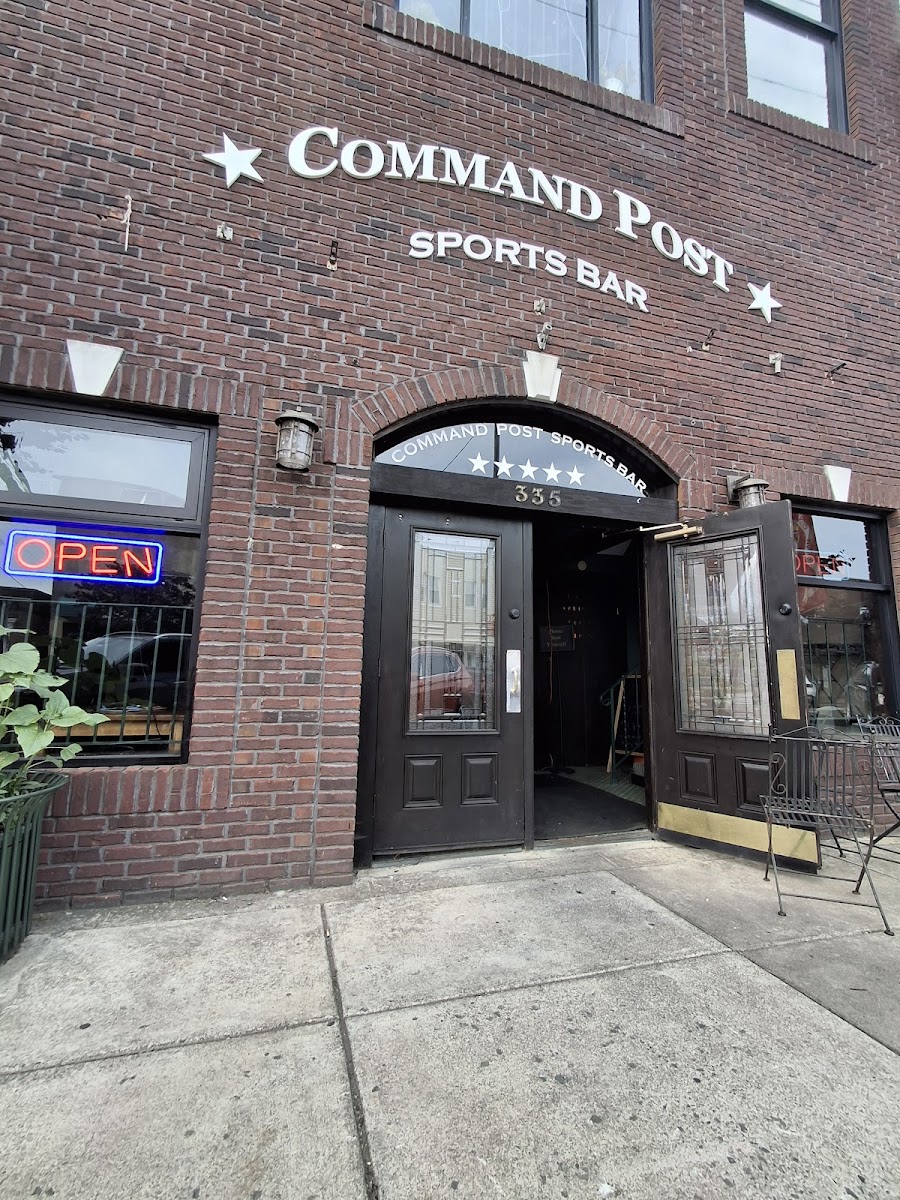 SimpLee’s Command Post Sports Bar and Grill